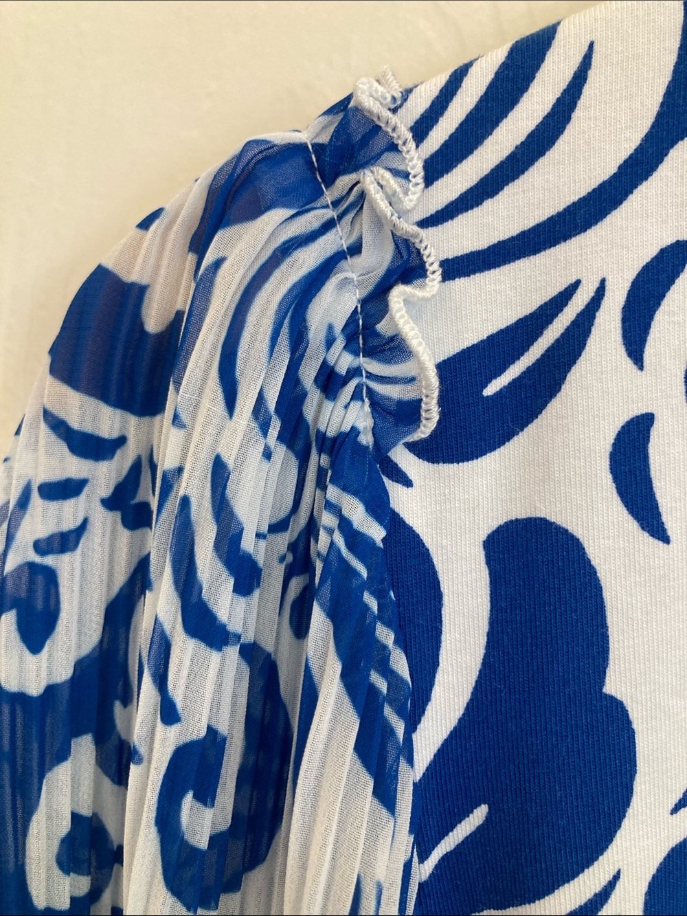 Chico’s Blue & White Swirl Print V-Neck Blouse | Women’s Abstract Print Top | Ca - Picture 3 of 8